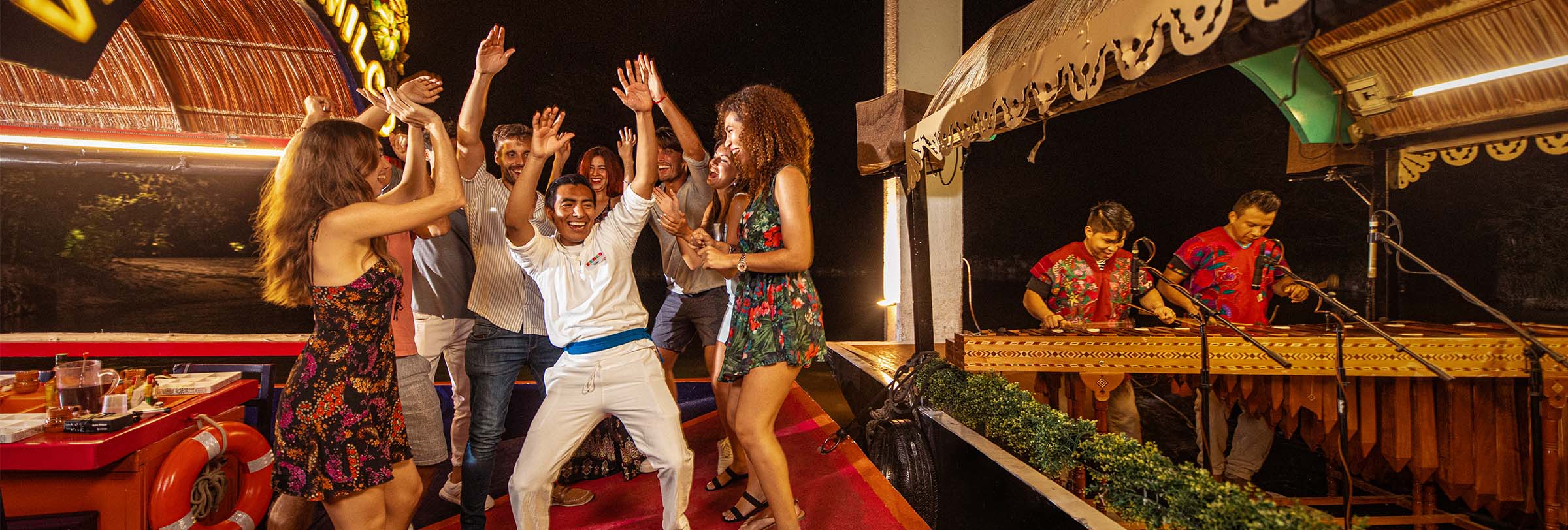 Xoximilco Cancún - Fiesta mexicana en trajinera